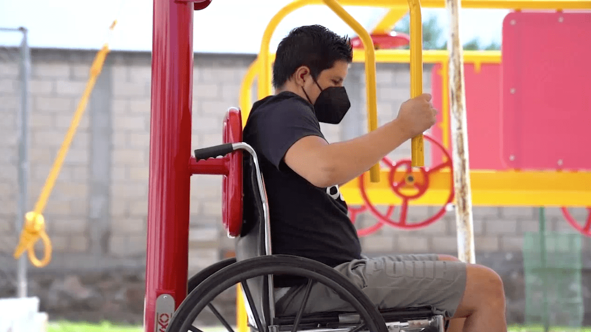 Entregan gimnasios para personas con discapacidad donados por OXXO