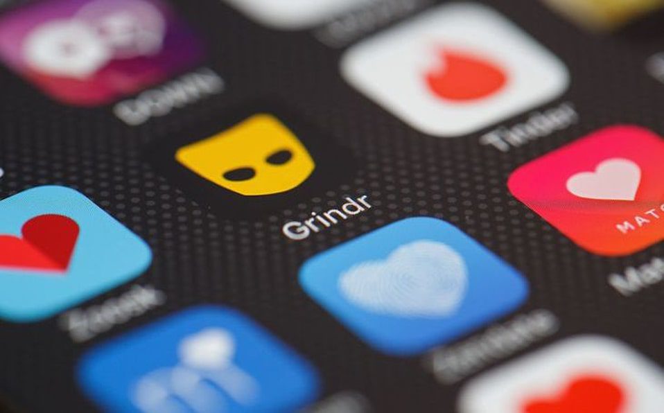 Obispo católico de EU renuncia tras ser descubierto en una app para citas gay
