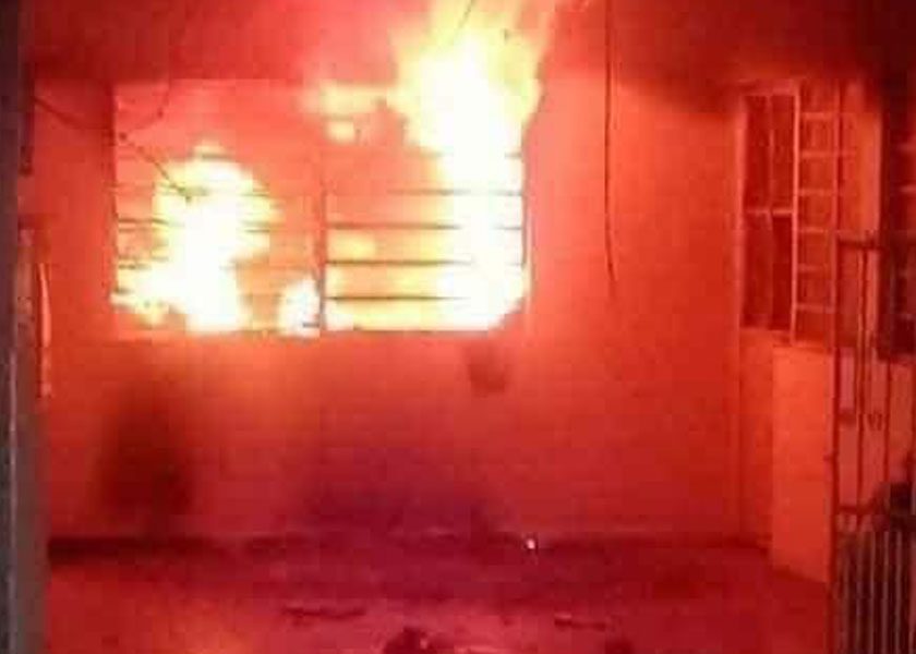 Mujer incendia su casa con su esposo adentro