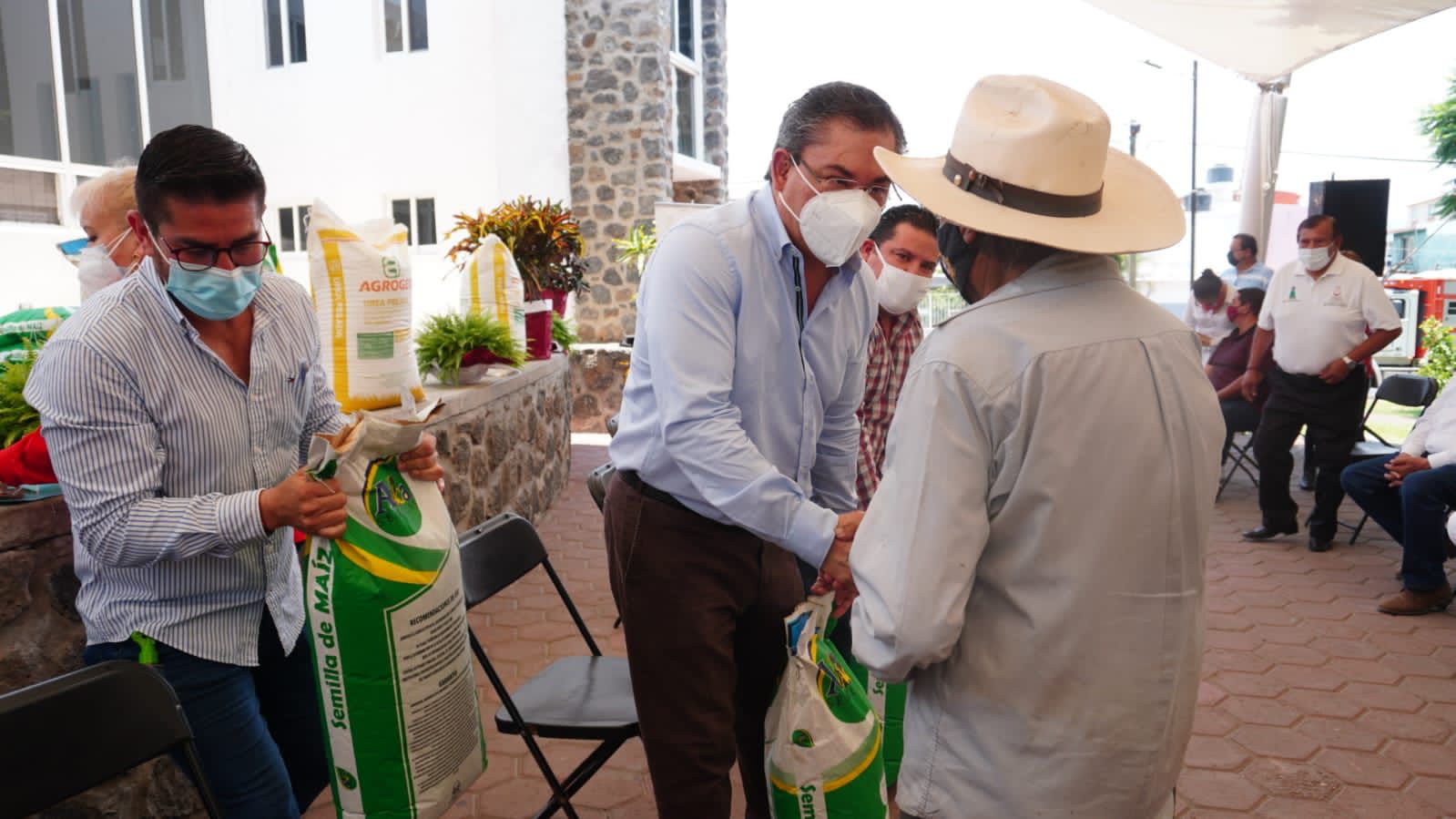 Entregan apoyos a agricultores de Jiutepec