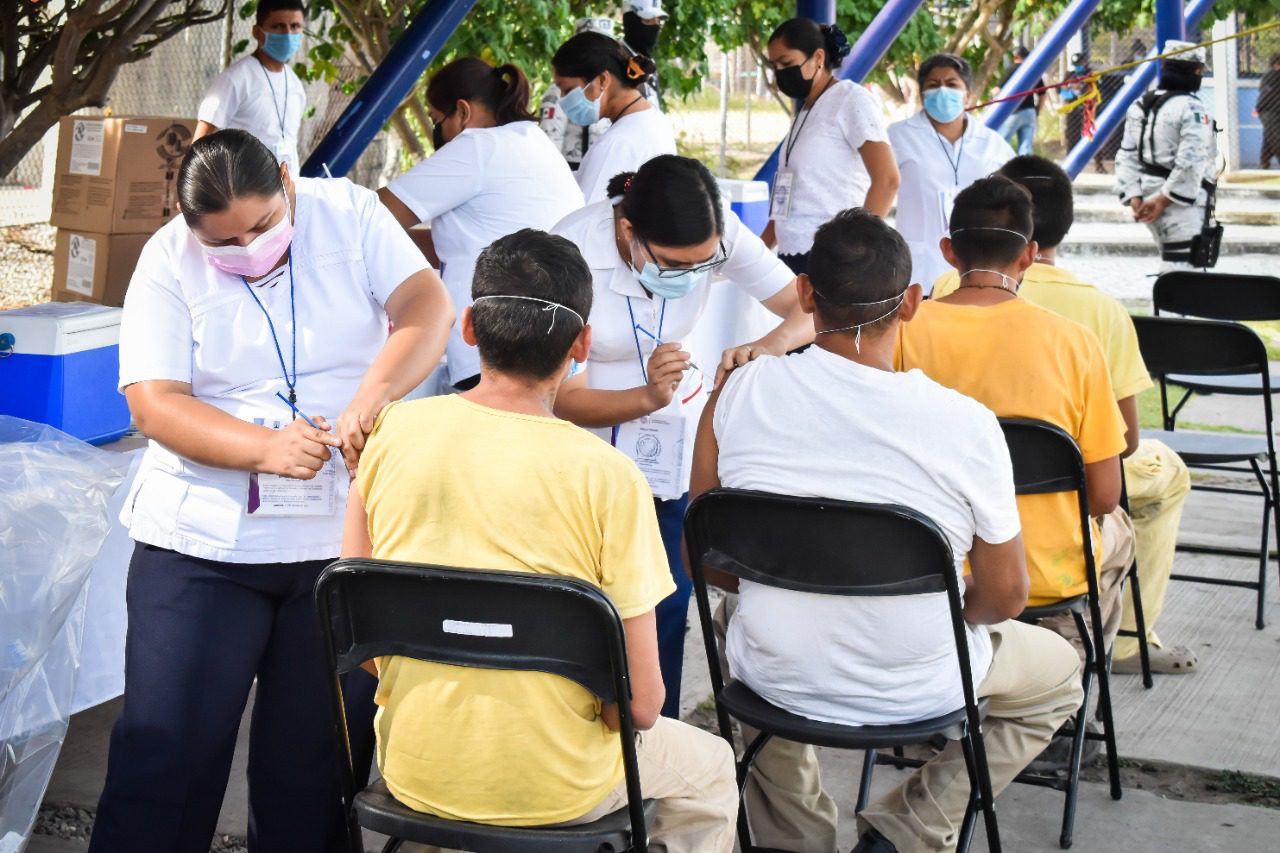 Vacunan contra el COVID-19 a presos de Atlacholoaya, Morelos
