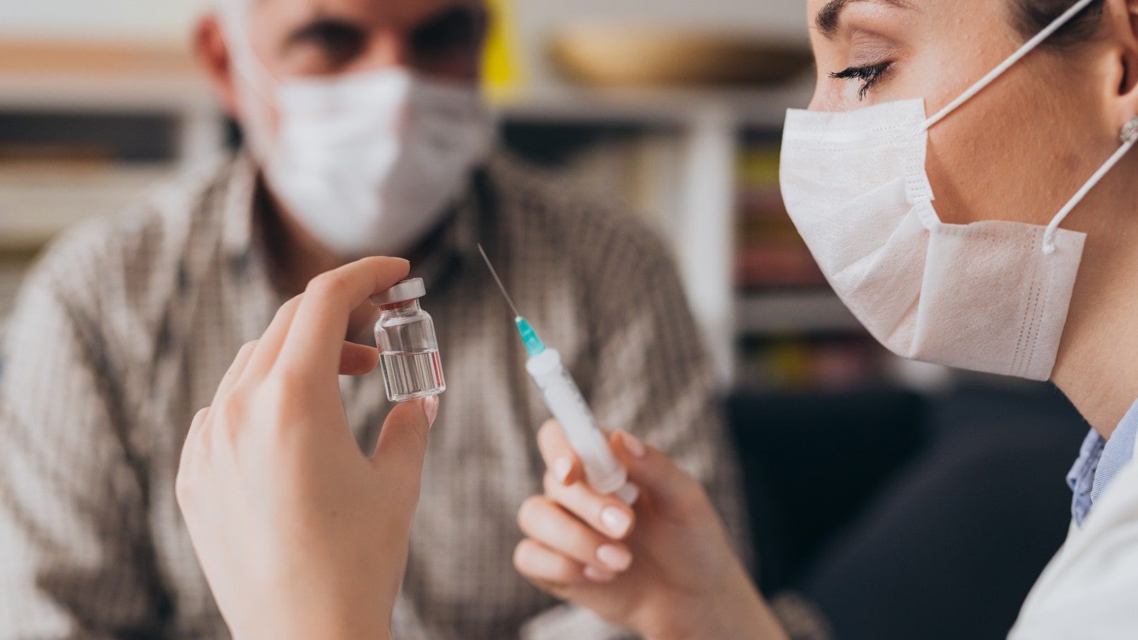 Estados Unidos aplicará una tercera dosis de la vacuna antiCOVID a inmunodeprimidos