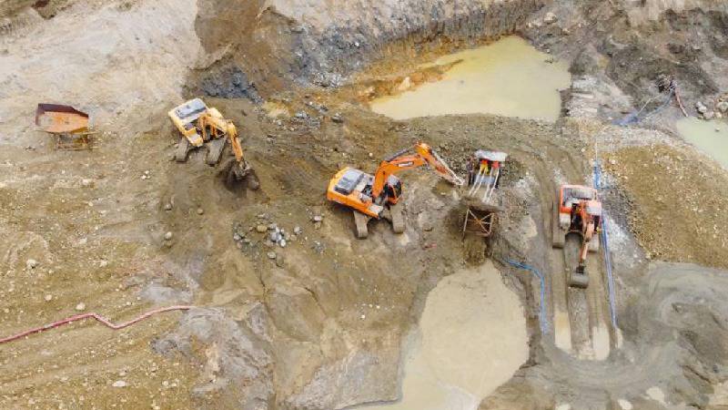 Por daño ambiental Ecuador suspende concesiones mineras