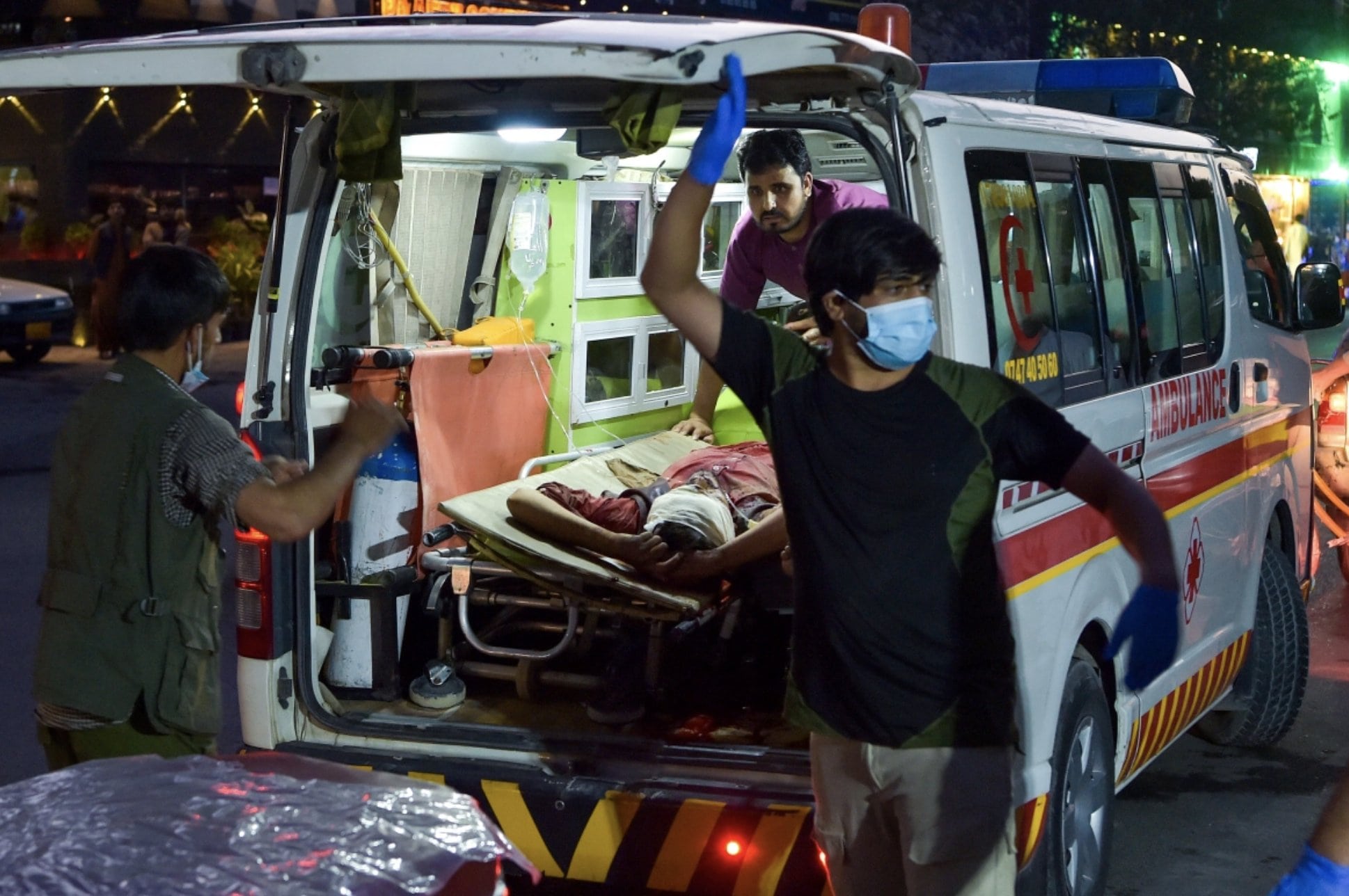 Al menos 13 muertos y decenas de heridos por dos explosiones cerca del aeropuerto de Kabul