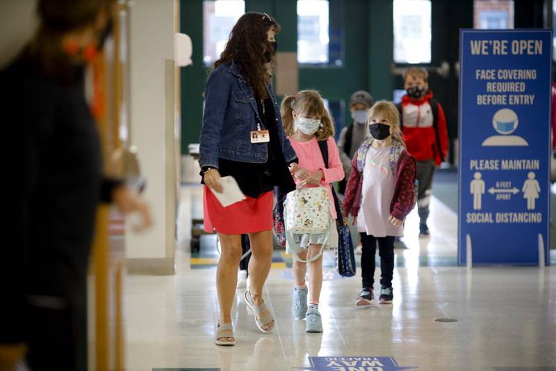Escuelas de EE.UU suspenden clases presenciales por aumento de casos COVID en niños