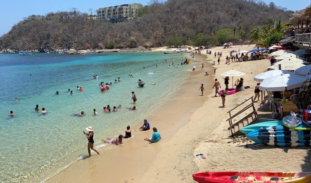 Autoridades de Huatulco reabren las playas a los turistas