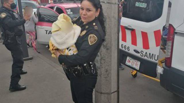 Policías de la CDMX ayudaron a una joven embarazada a dar a luz en un taxi