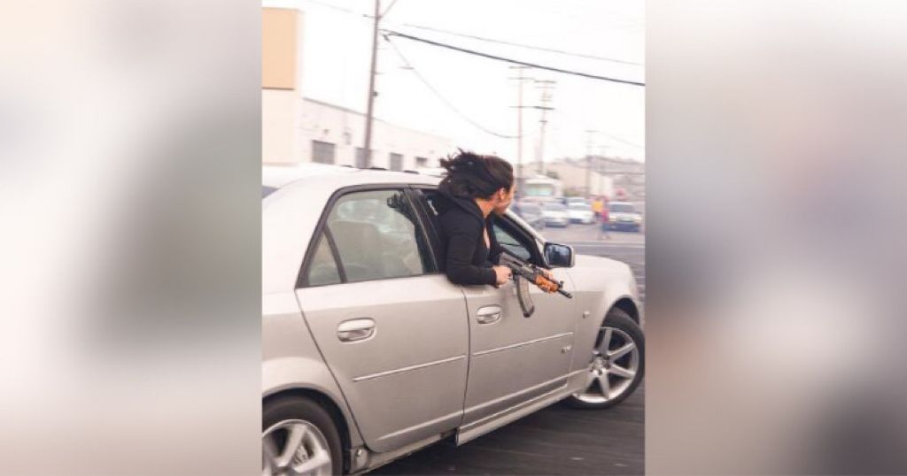 Captan a una mujer asomarse de una camioneta con una AK-47