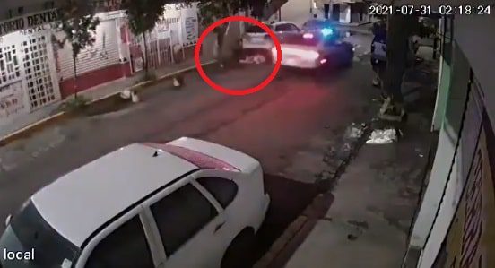 [VIDEO] Policías IGNORAN accidente de motocicleta en Iztapalapa, murieron 2 personas