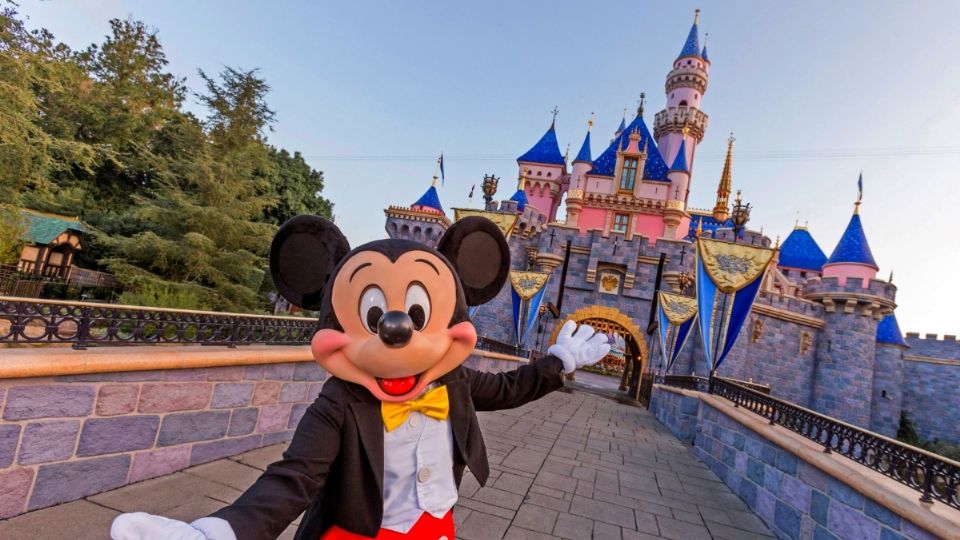 Detienen a tres empleados de Disney por pedofilia