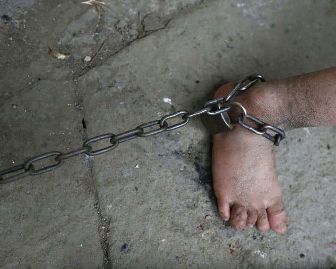 Padres tenían encadenado a su hijo de 5 años en Edomex, el DIF lo rescató