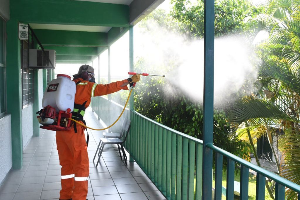 Fumigan Conalep Cuautla para evitar piquetes de mosquito