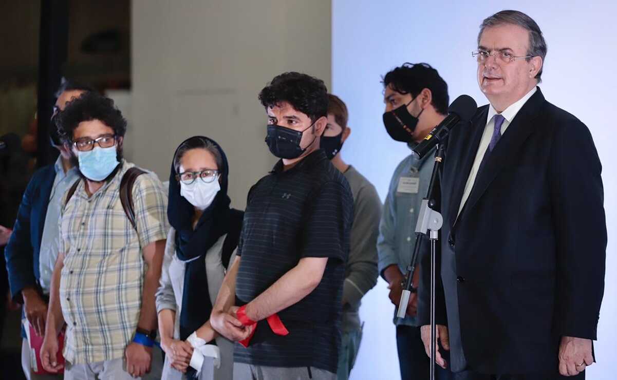 Llegan 130 refugiados de Afganistán a México