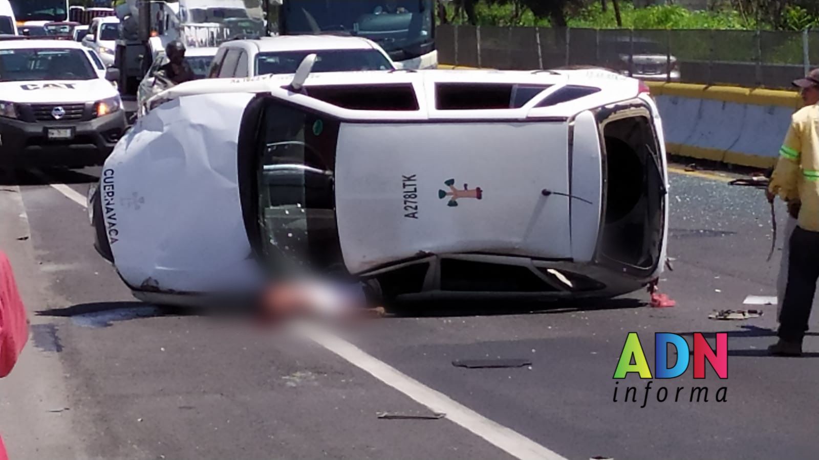 Muere taxista que volcó en la Acapulco-Cuernavaca