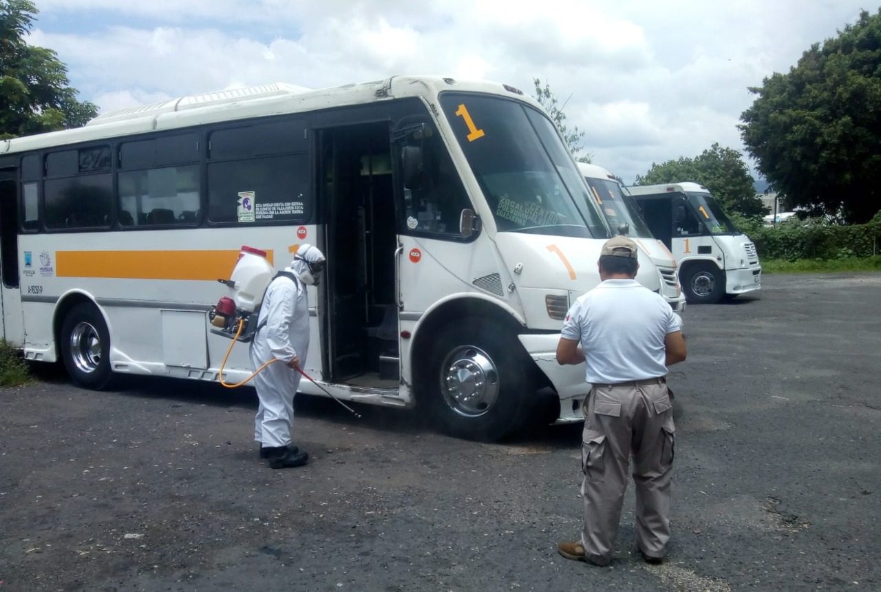 Desinfecta la SMyT unidades del transporte público en Cuernavaca y Cuautla