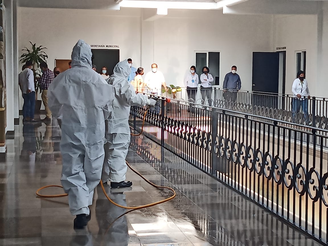 Desinfectan oficinas del ayuntamiento de Ayala y el zócalo