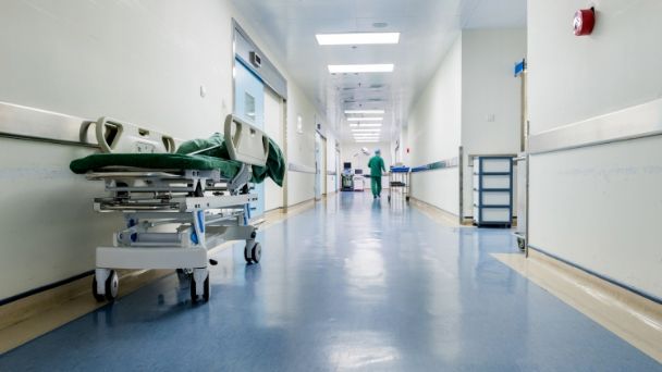 Paciente COVID roba auto de médico y escapa de hospital en Edomex
