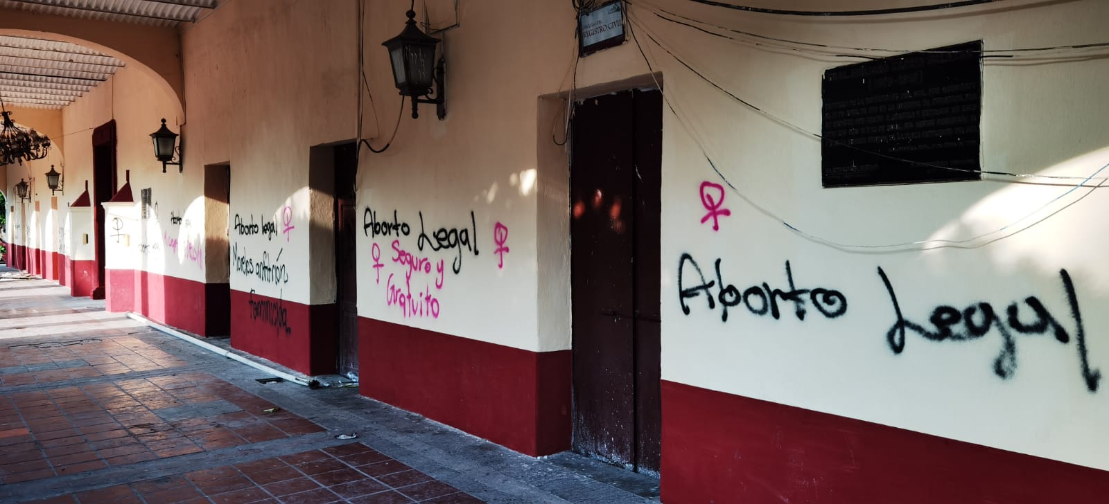 Detienen a 5 feministas en Cuautla por hacer pintas en el ayuntamiento