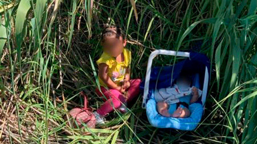Abandonan a orillas del río Grande a niña y bebé migrantes de Honduras