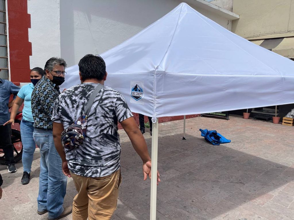 Entrega ayuntamiento de Cuautla carpas a comerciantes
