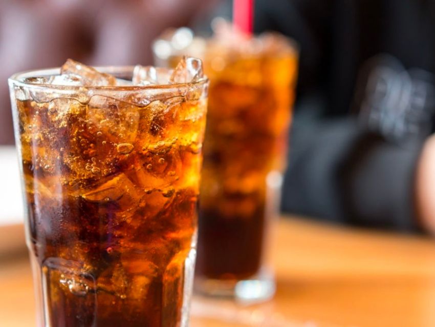 Hombre muere por beber 1.5 litros de refresco en 10 minutos