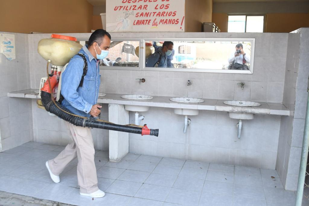 Fumigan escuelas de Cuautla para evitar la crianza de mosquitos