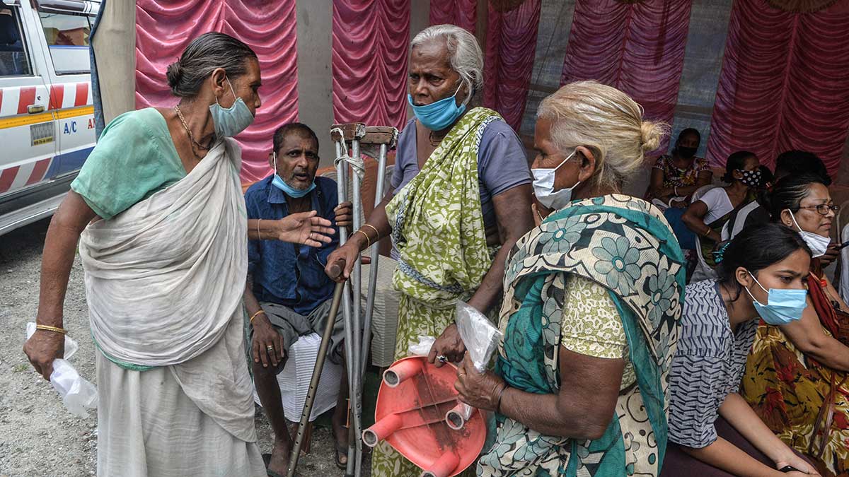 Un hombre en India fue sentenciado a lavar la ropa de las 2 mil mujeres de su aldea 