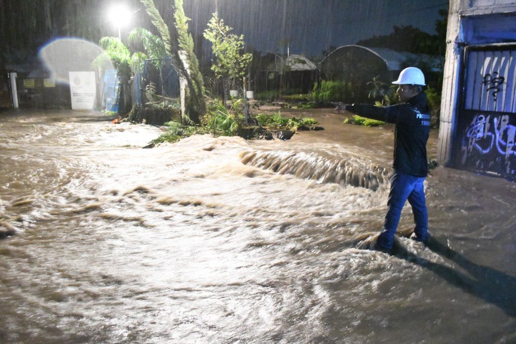 Suman mil 200 damnificados dejaron las inundaciones en Cuautla