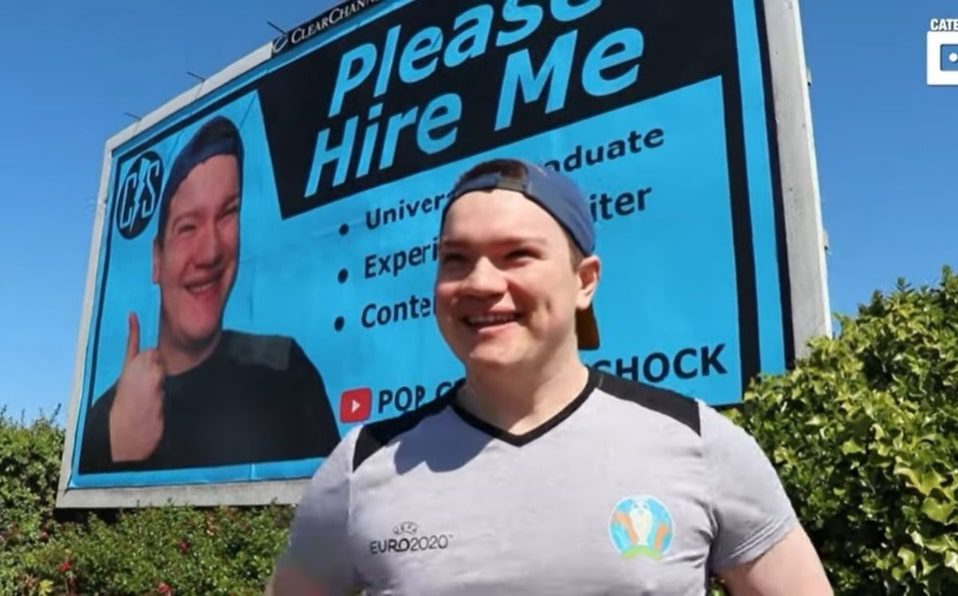 Joven pagó 11 mil pesos para imprimir un CV gigante y nadie lo contrata