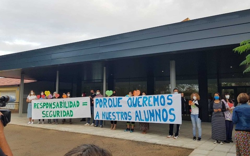 Maestros de España NO DARÁN clases a alumnos que asistan sin cubrebocas