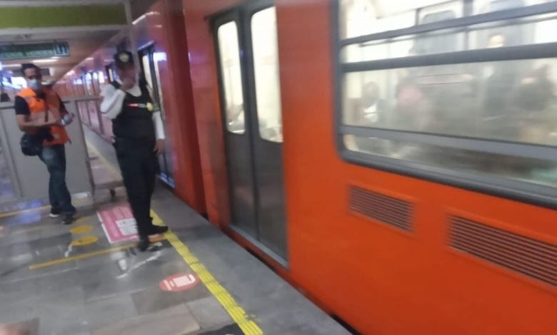 Tras una discusión, hombre intenta arrojar a su novia a las vías del Metro en CDMX