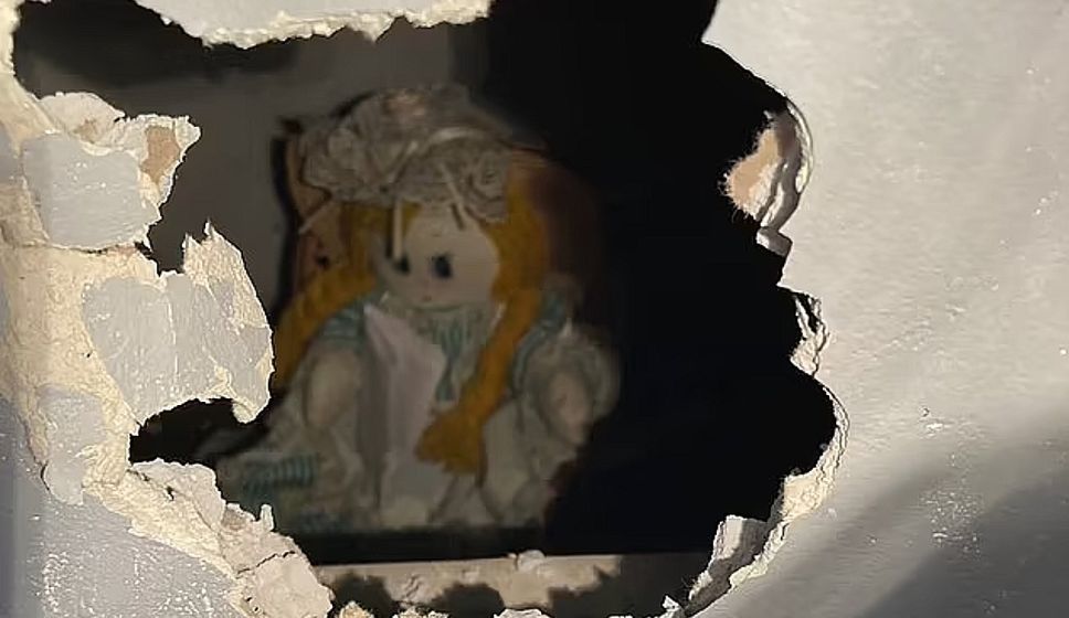 ¿Anabell? Compró una casa y encontró esta terrorífica muñeca