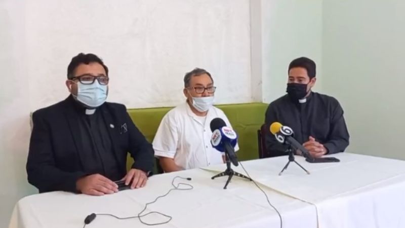 Sacerdote se disculpa por decir que las mujeres que abortan “no sirven para nada”