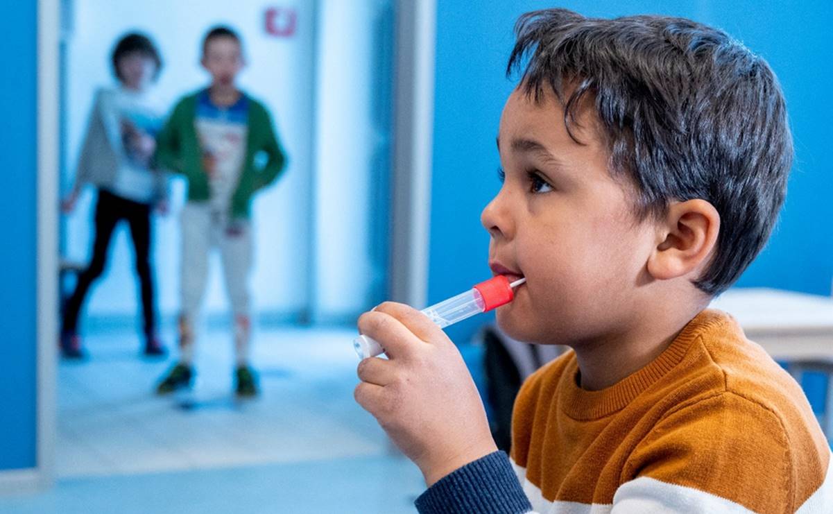 Aplican prueba antiCOVID con paletas a niños en Tabasco