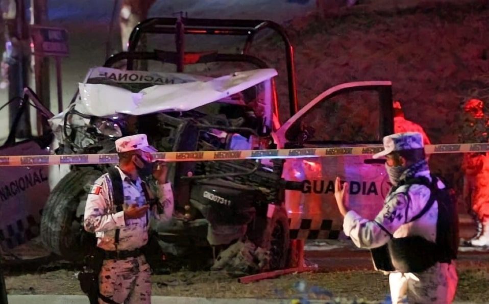 Patrulla de la Guardia Nacional CHOCÓ contra un poste de luz