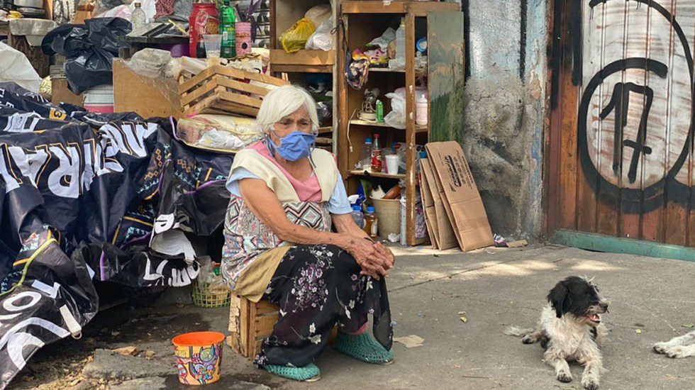 Desalojan a adulta mayor de su casa en la CDMX pese a tener COVID-19