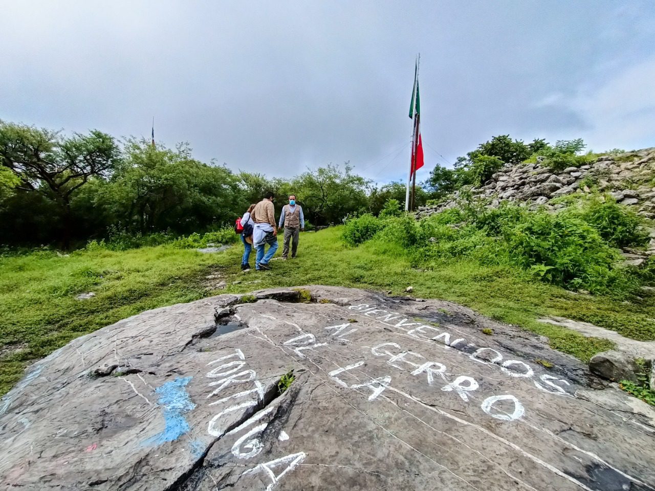 Instalan ilegalmente una bandera en el Cerro de la Tortuga, zona protegida