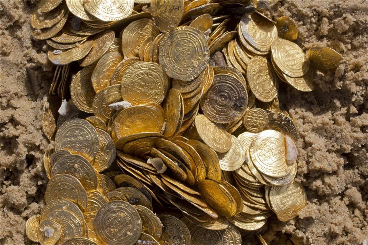 Pareja encuentra monedas de oro en su casa y se vuelven millonarios