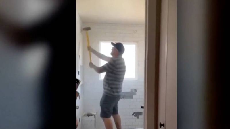 Trabajador destruye el baño de una casa porque le pagaron menos de lo acordado