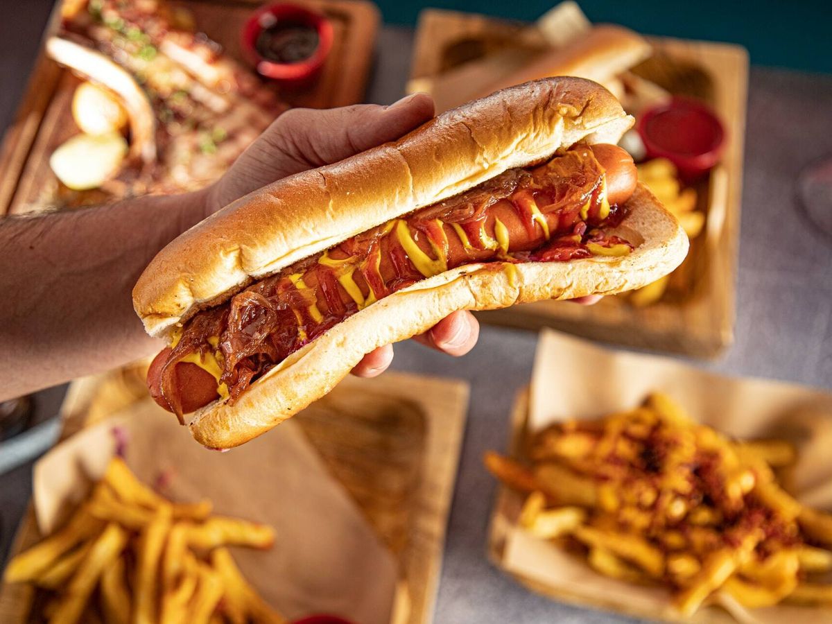 Estudiante muere tras asfixiarse por comer hot dogs