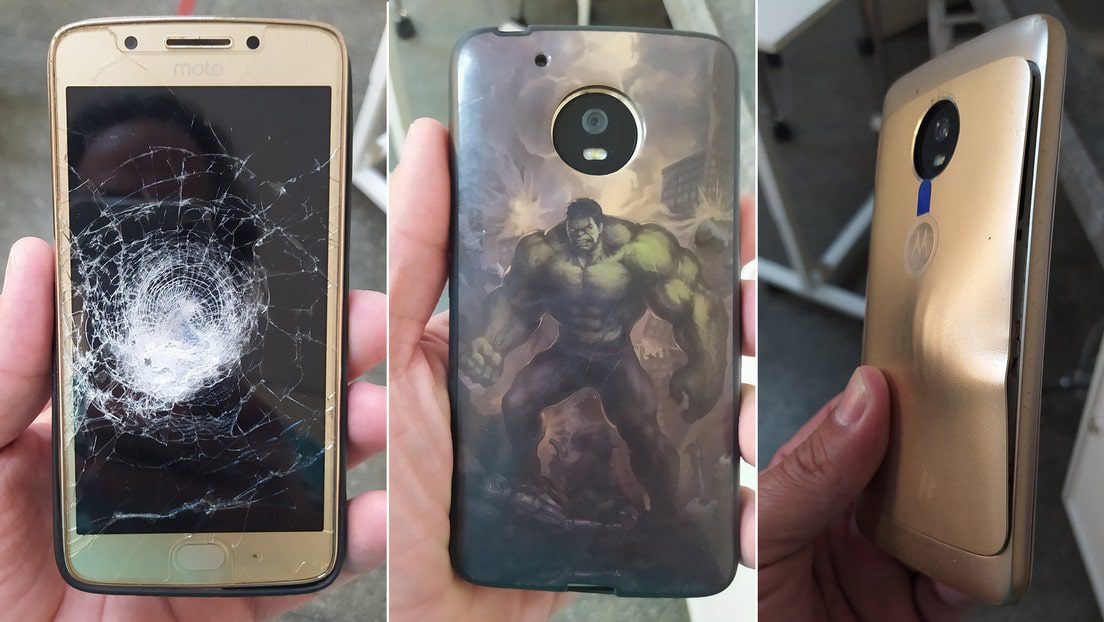¡Hombre se salvó de morir de un disparo! Una bala rebotó en su celular