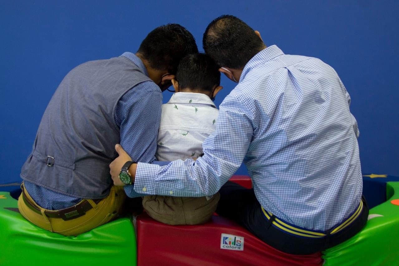 Pareja de hombres adopta por primera vez a un menor en Morelos