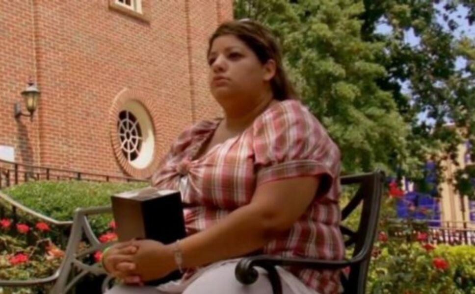 “Me estoy comiendo a mi esposo” Mujer revela que se come las cenizas de su esposo