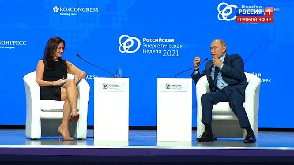 Acusan a reportera de enseñar las piernas a Vladimir Putin para distraerlo