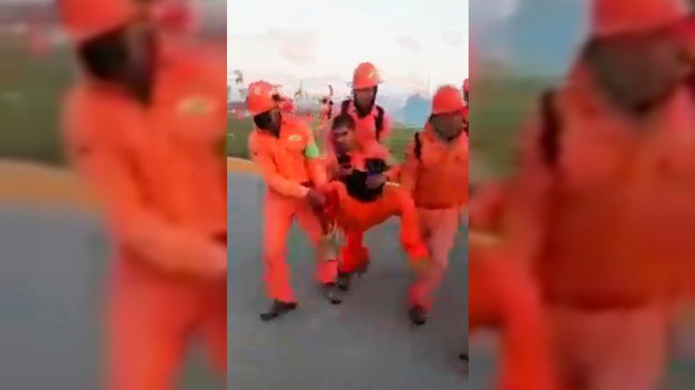 [VIDEO] Policías agreden con gas lacrimógeno a obreros de Dos Bocas durante protesta