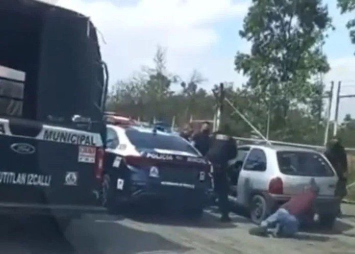 [VIDEO] Graban a policías de Cuautitlán Izcalli golpeando a un adulto mayor