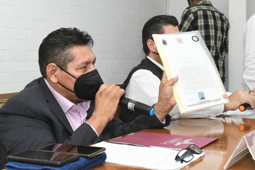 Entrega Jesús Corona escritura de la Plaza del Mariachi