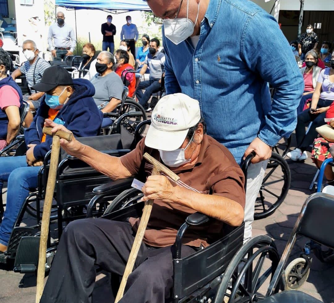 Entregan 60 sillas de ruedas a personas de Jiutepec