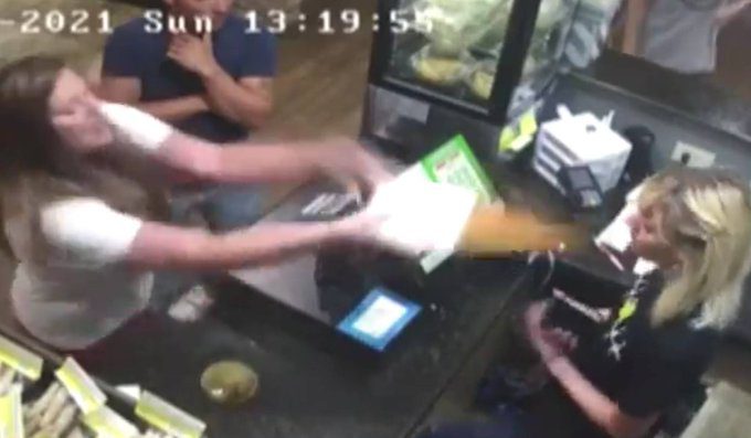 [VIDEO] Mujer lanza sopa hirviendo a empleada de restaurante mexicano