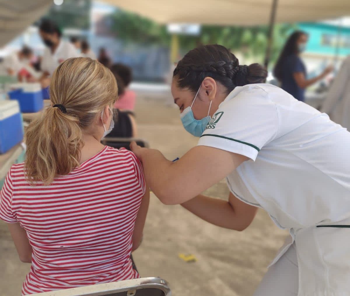 Hacen fila 24 horas para vacunar a menores en Jiutepec